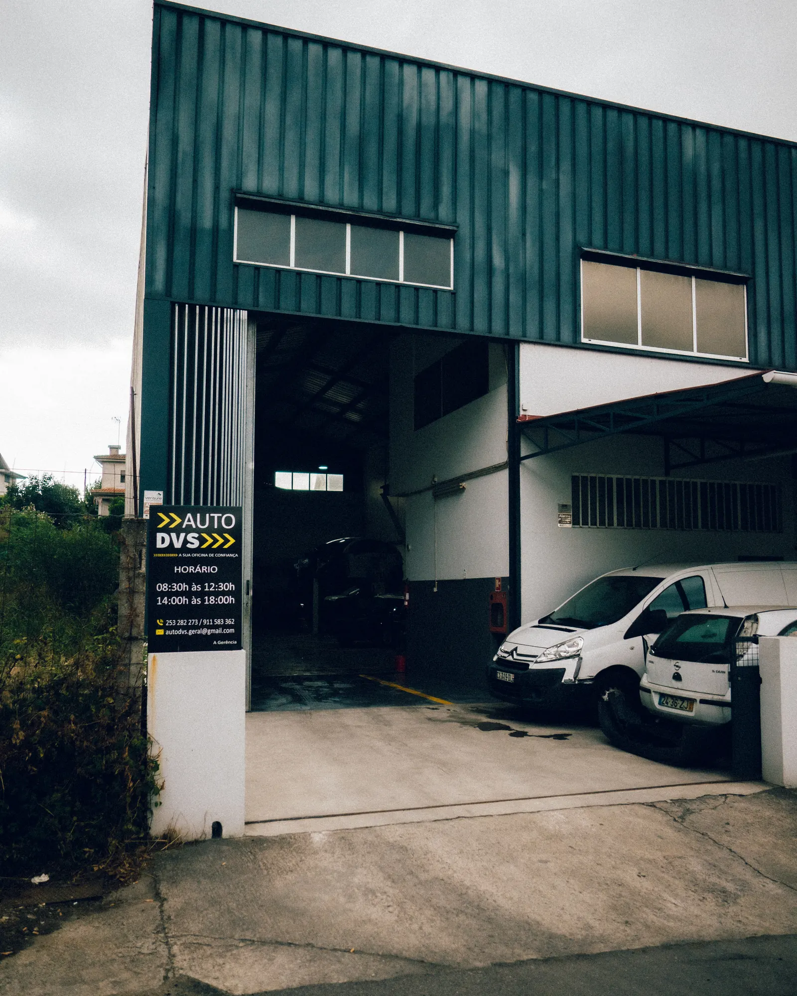 Entrada da oficina AUTO DVS em Adaúfe