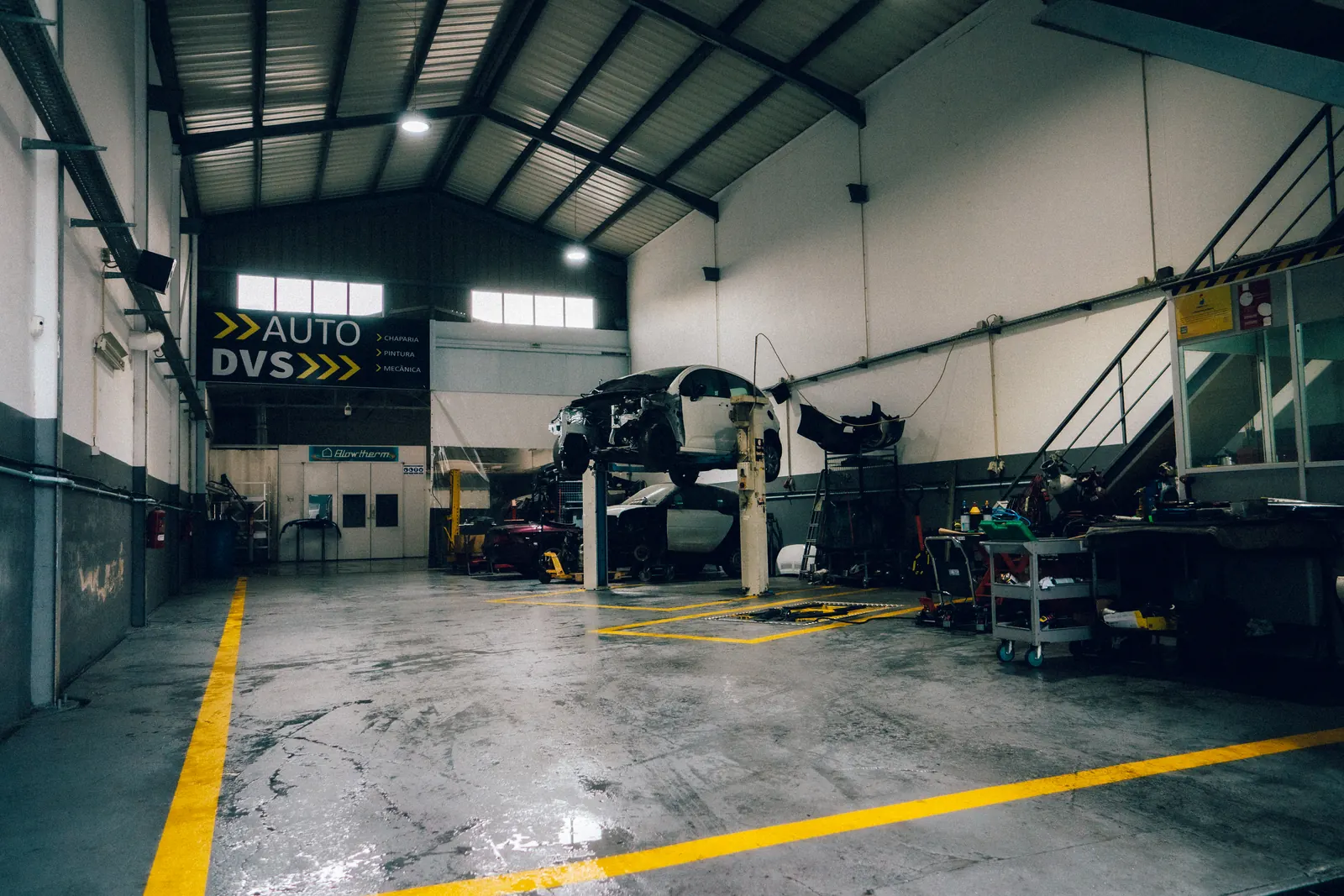 Zona de mecânica com elevadores da AUTO DVS