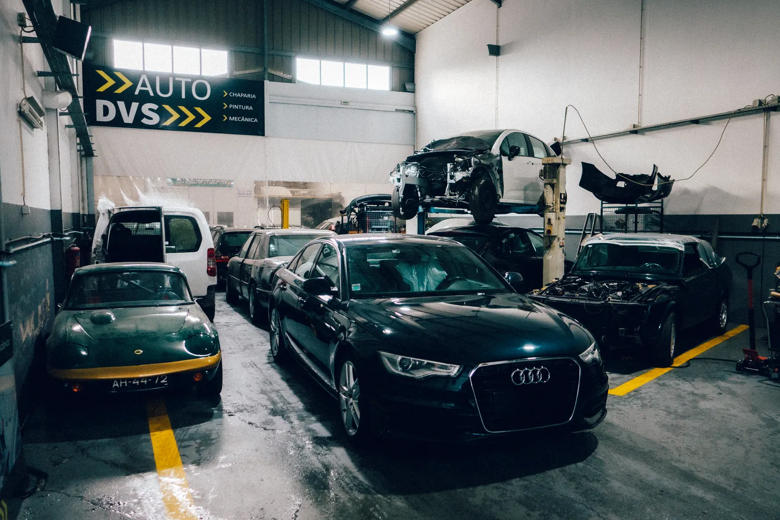 Automóveis na zona de trabalho da oficina AUTO DVS
