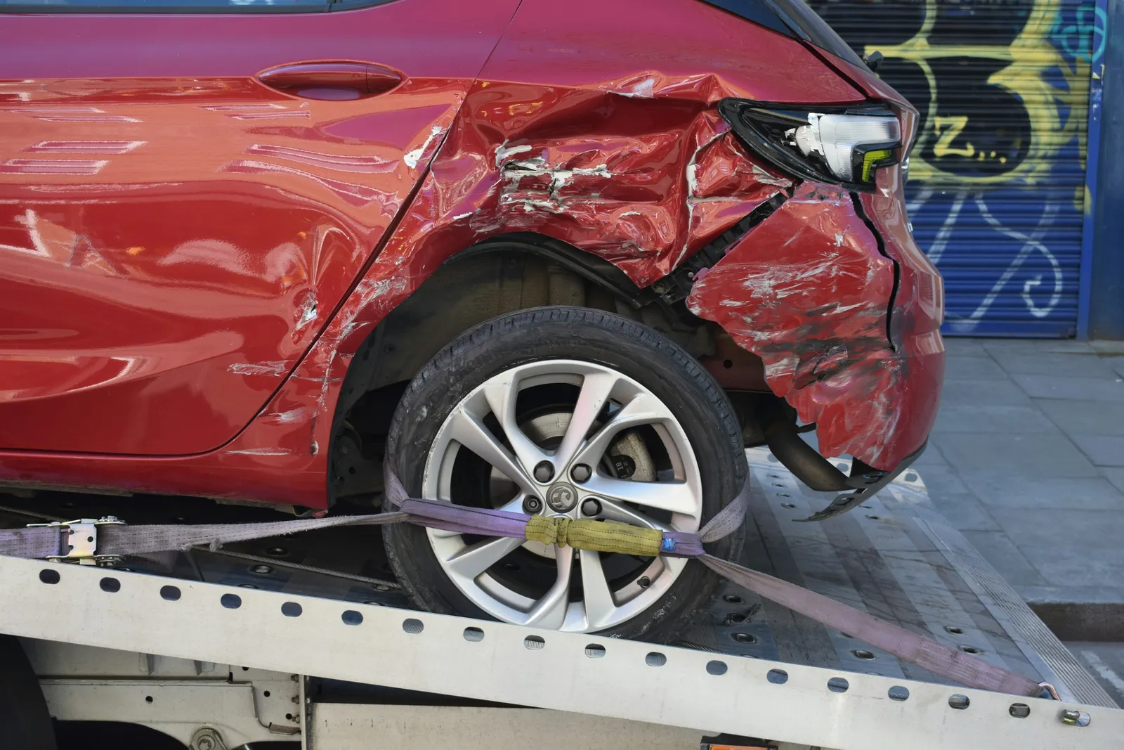 Automóvel acidentado preso à plataforma de um reboque